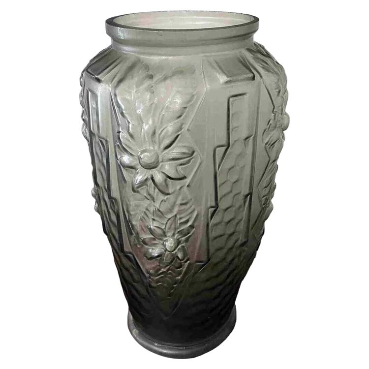 Art Nouveau / Art Deco vase circa 1920 in the taste of Legras Lalique