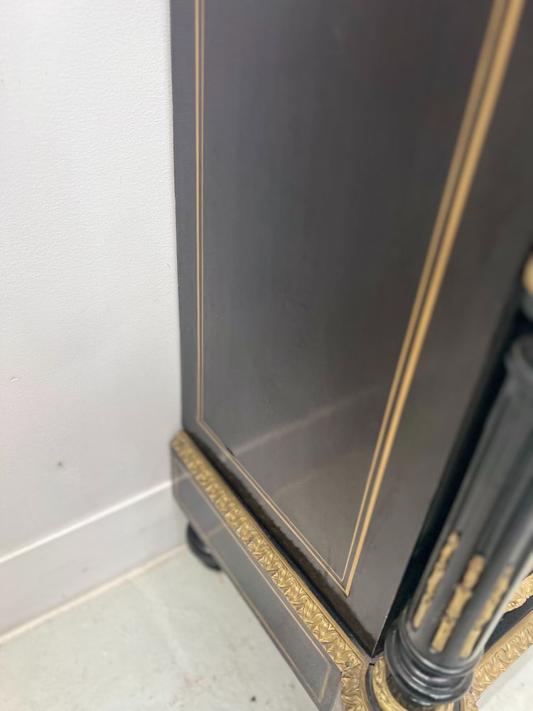 Armadio a un'anta di Napoleone III in legno nero e intarsio di ottone XIX secolo