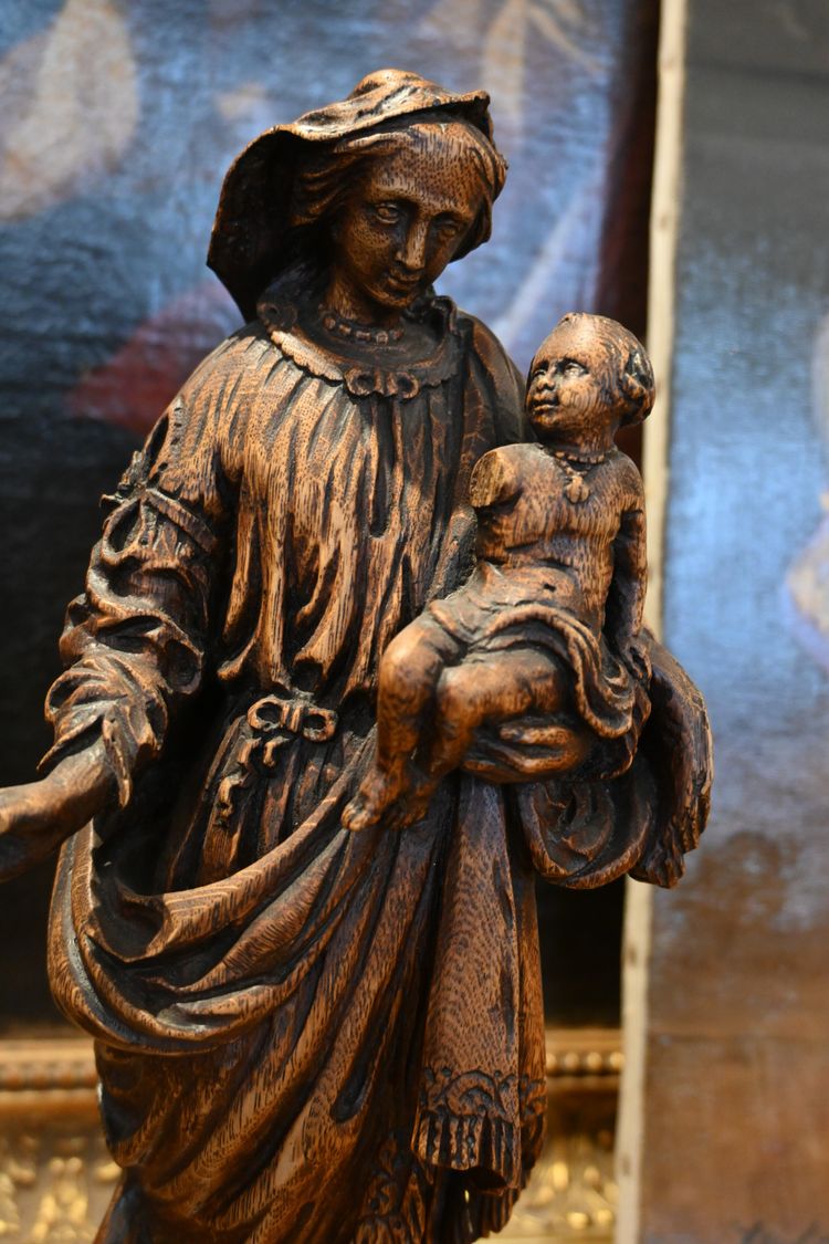 Scultura in legno naturale di una Vergine con Bambino del XVIII secolo.