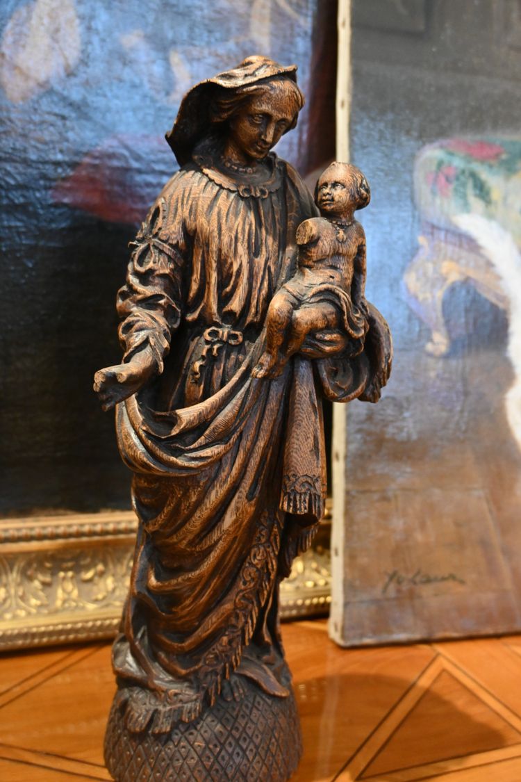 Scultura in legno naturale di una Vergine con Bambino del XVIII secolo.