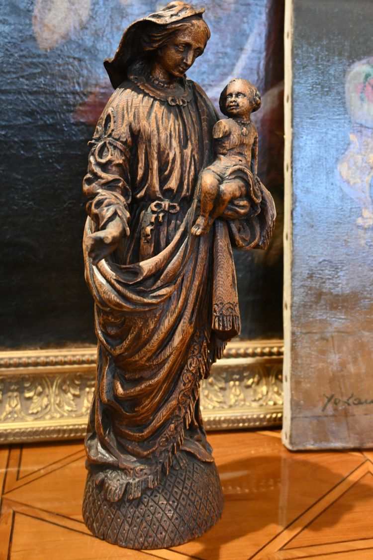 Scultura in legno naturale di una Vergine con Bambino del XVIII secolo.