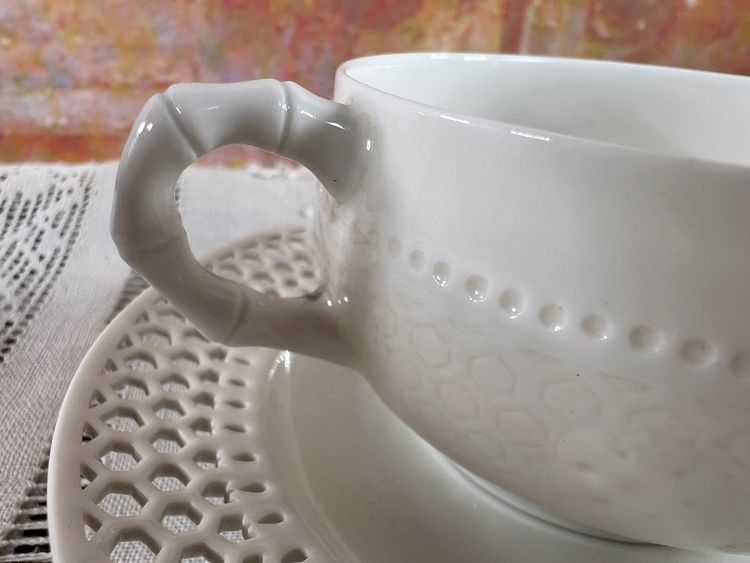 Openwork white porcelain cup and saucer - Manufacture de Sèvres, dated 1908