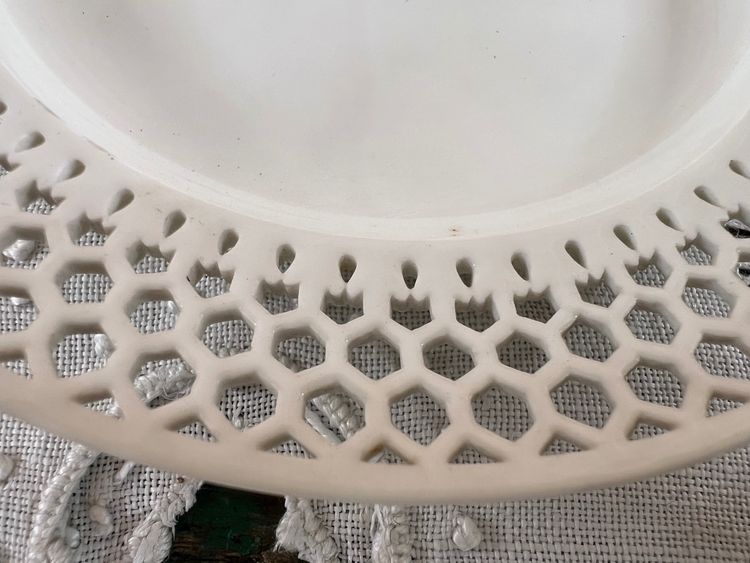 Openwork white porcelain cup and saucer - Manufacture de Sèvres, dated 1908