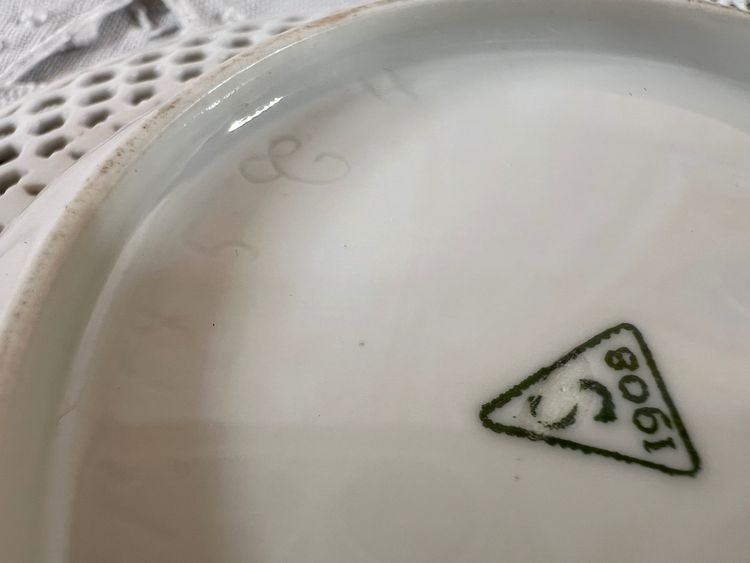 Openwork white porcelain cup and saucer - Manufacture de Sèvres, dated 1908