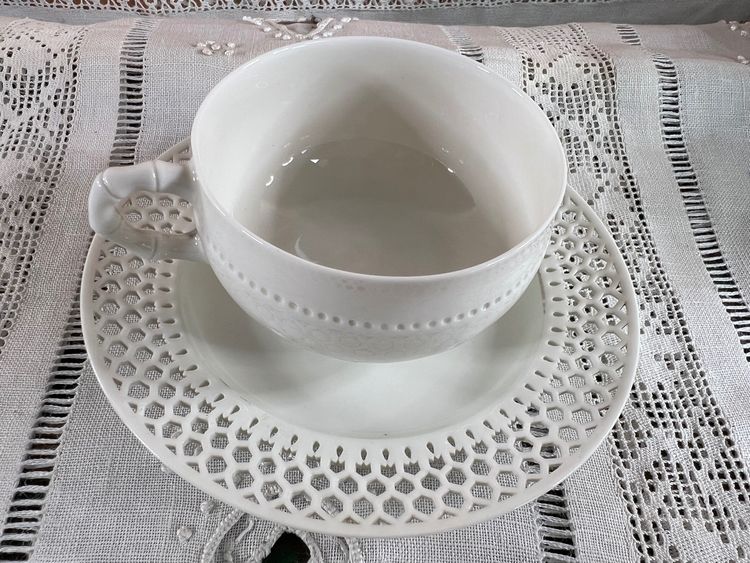 Openwork white porcelain cup and saucer - Manufacture de Sèvres, dated 1908