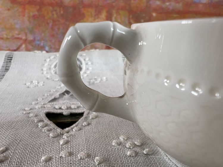 Openwork white porcelain cup and saucer - Manufacture de Sèvres, dated 1908