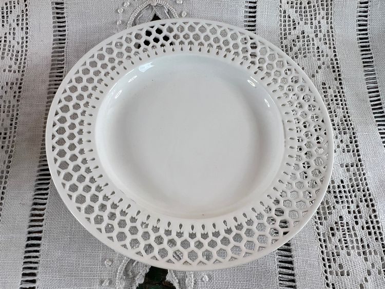Openwork white porcelain cup and saucer - Manufacture de Sèvres, dated 1908