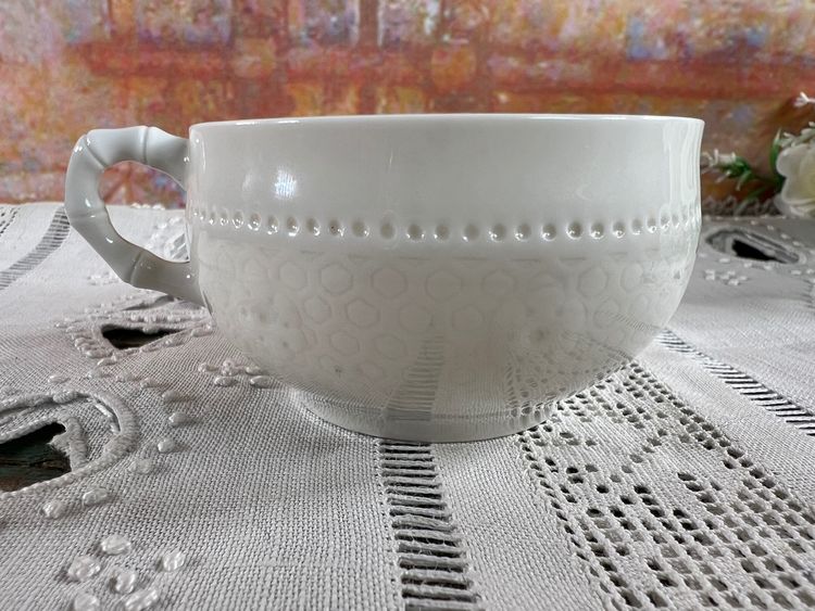Openwork white porcelain cup and saucer - Manufacture de Sèvres, dated 1908