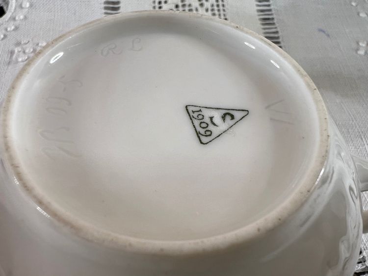 Openwork white porcelain cup and saucer - Manufacture de Sèvres, dated 1908