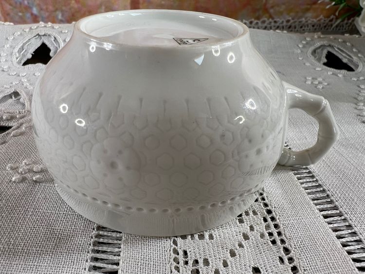 Openwork white porcelain cup and saucer - Manufacture de Sèvres, dated 1908