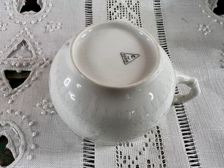Openwork white porcelain cup and saucer - Manufacture de Sèvres, dated 1908