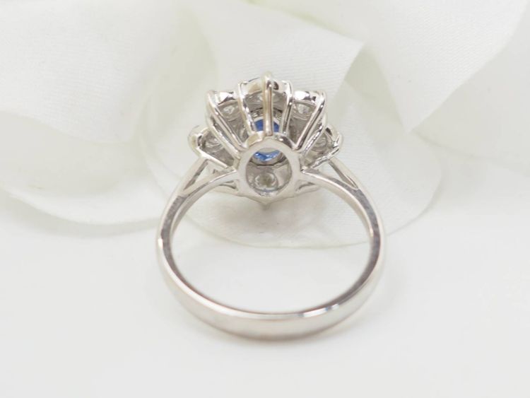 Bague entourage en or blanc, saphir et diamants