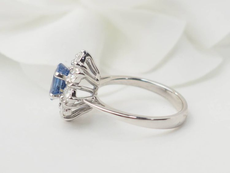 Bague entourage en or blanc, saphir et diamants