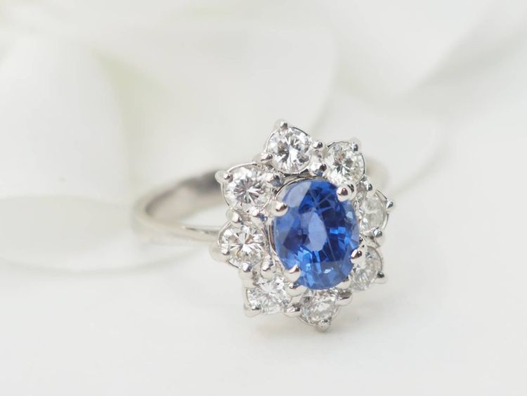 Bague entourage en or blanc, saphir et diamants