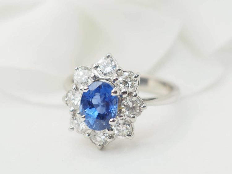 Bague entourage en or blanc, saphir et diamants