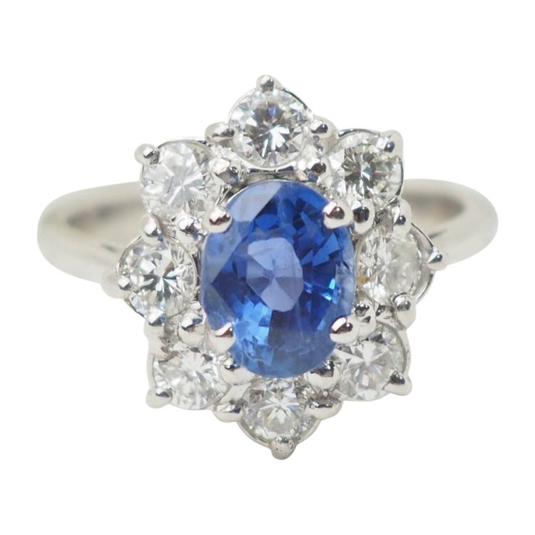 Bague entourage en or blanc, saphir et diamants