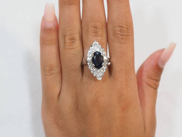 Anello marquise in oro bianco, zaffiro e diamanti