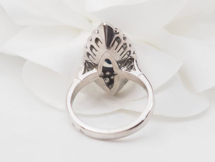 Anello marquise in oro bianco, zaffiro e diamanti