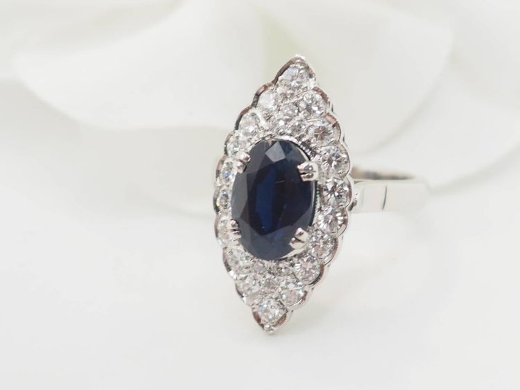 Anello marquise in oro bianco, zaffiro e diamanti