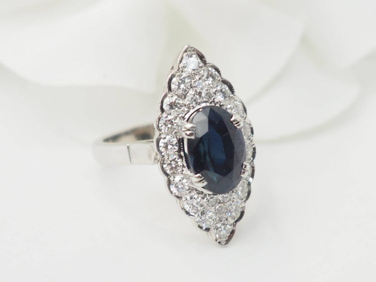 Anello marquise in oro bianco, zaffiro e diamanti