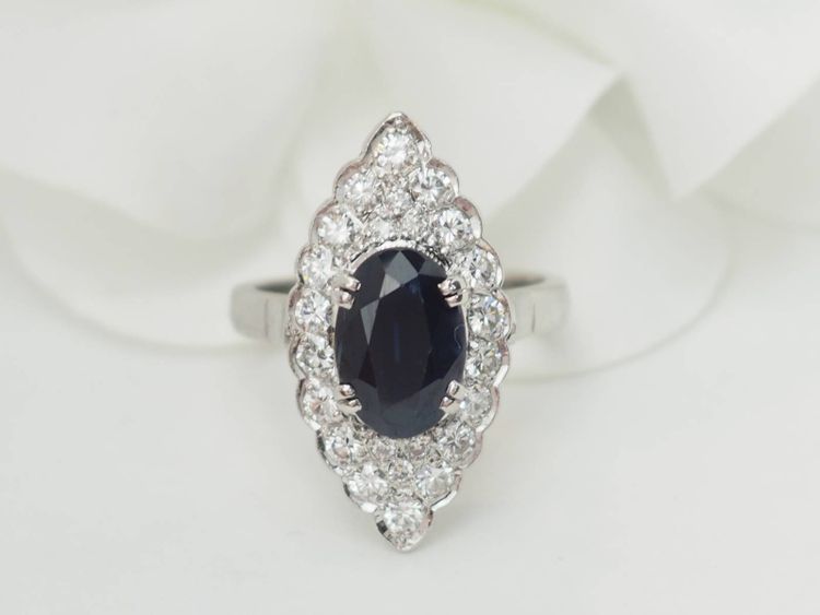 Anello marquise in oro bianco, zaffiro e diamanti