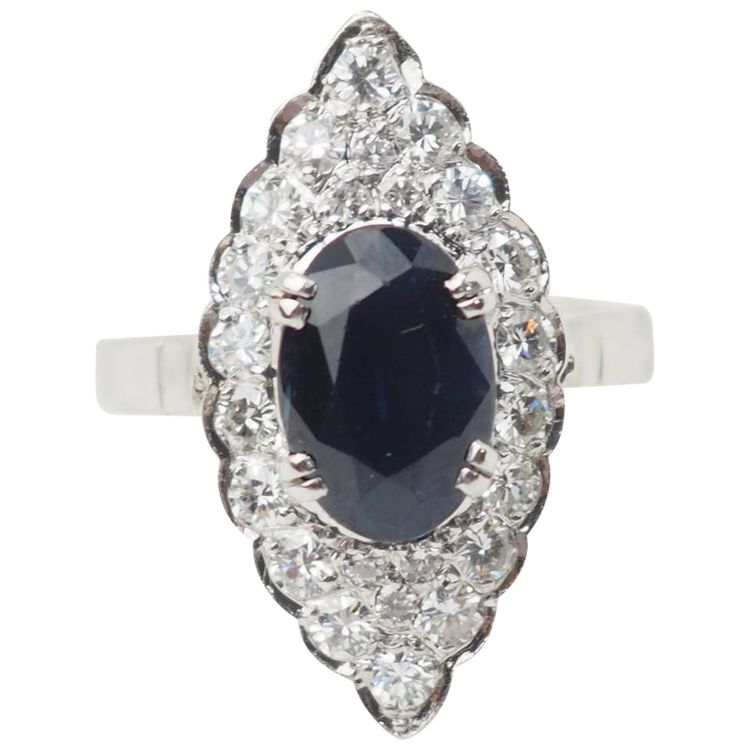 Anello marquise in oro bianco, zaffiro e diamanti