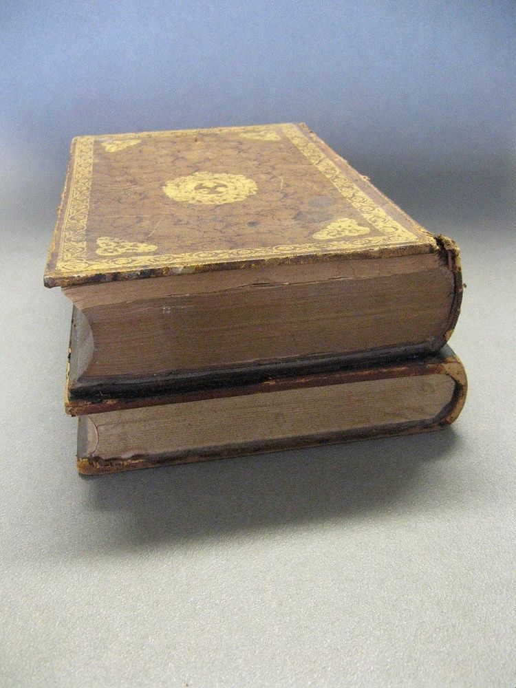 Libro segreto con spilla Revolver tipo Lefaucheux XIXe.