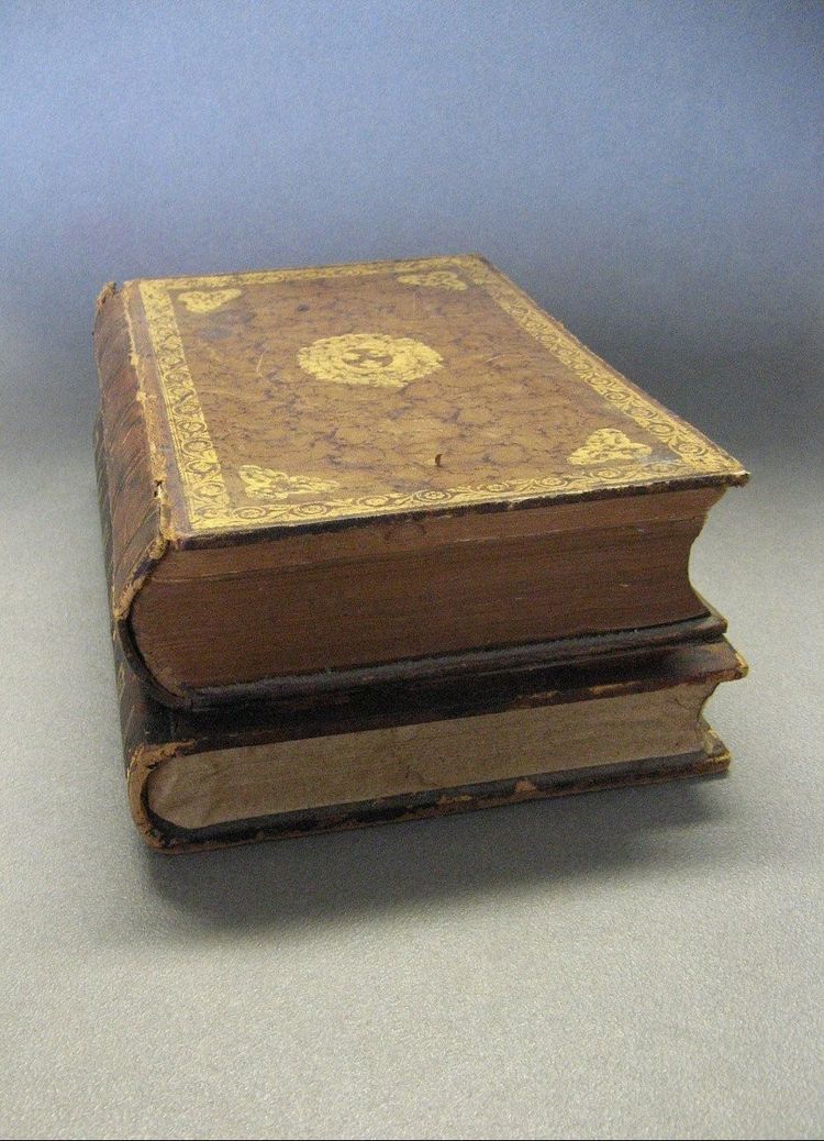 Libro segreto con spilla Revolver tipo Lefaucheux XIXe.
