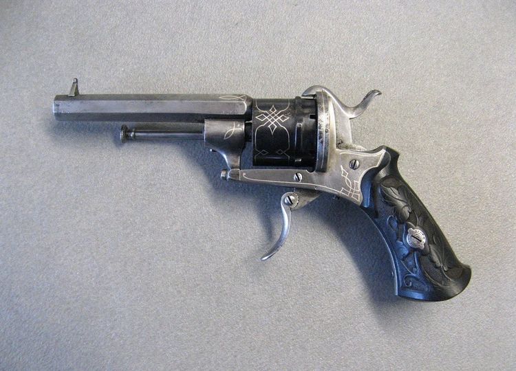 Libro segreto con spilla Revolver tipo Lefaucheux XIXe.