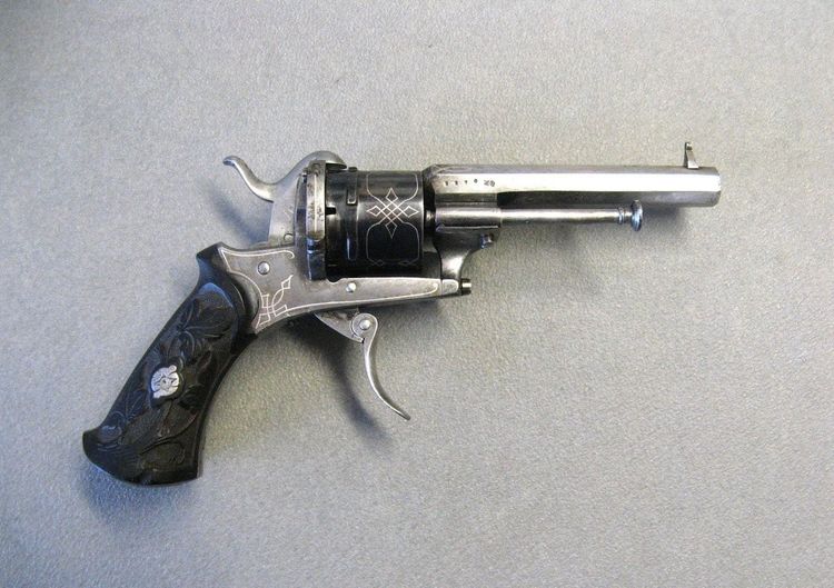 Libro segreto con spilla Revolver tipo Lefaucheux XIXe.