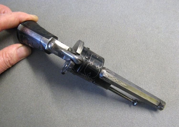 Libro segreto con spilla Revolver tipo Lefaucheux XIXe.