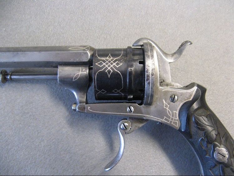 Libro segreto con spilla Revolver tipo Lefaucheux XIXe.