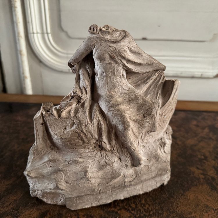 Statua antica di donna drappeggiata in terracotta di Charles Filleul