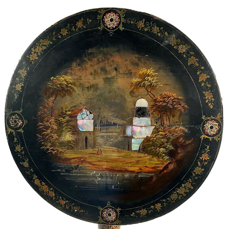 Guéridon basculant Napoléon III, bois laqué noir, décor peint et burgauté