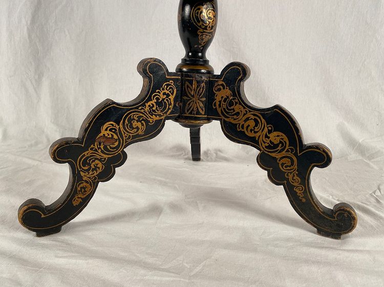 Guéridon basculant Napoléon III, bois laqué noir, décor peint et burgauté