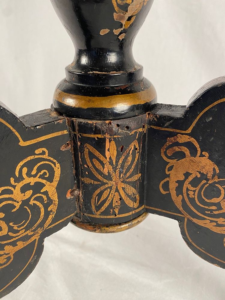 Guéridon basculant Napoléon III, bois laqué noir, décor peint et burgauté