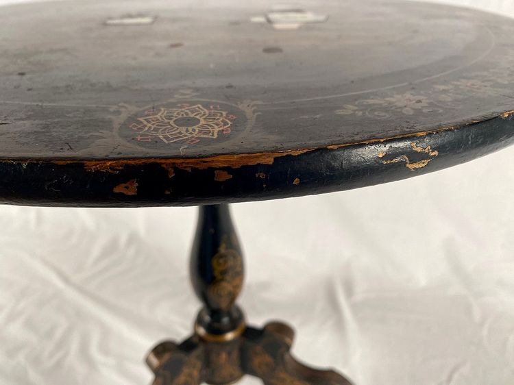 Guéridon basculant Napoléon III, bois laqué noir, décor peint et burgauté