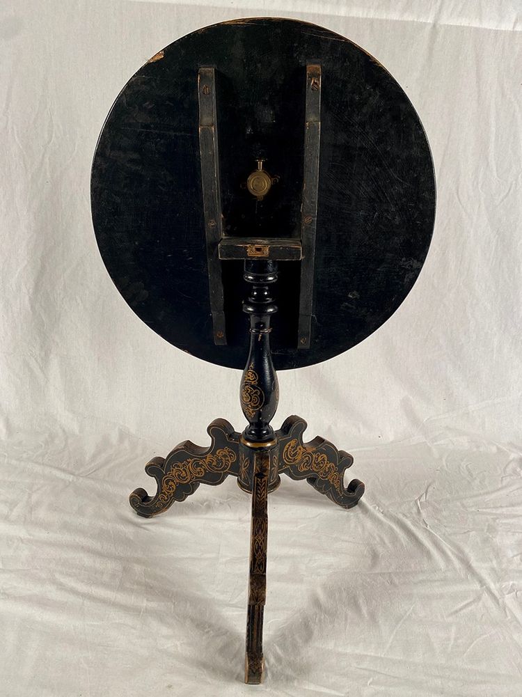 Guéridon basculant Napoléon III, bois laqué noir, décor peint et burgauté