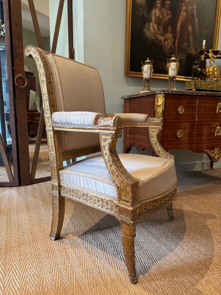 Rare fauteuil d'apparat  en bois doré  d'époque Directoire-Consulat.