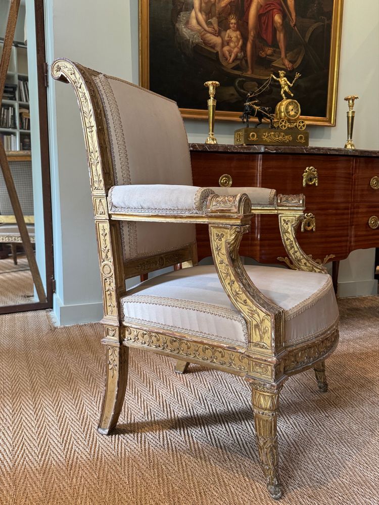 Rare fauteuil d'apparat  en bois doré  d'époque Directoire-Consulat.
