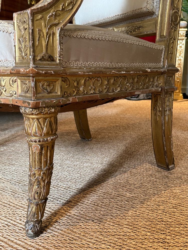 Rare fauteuil d'apparat  en bois doré  d'époque Directoire-Consulat.