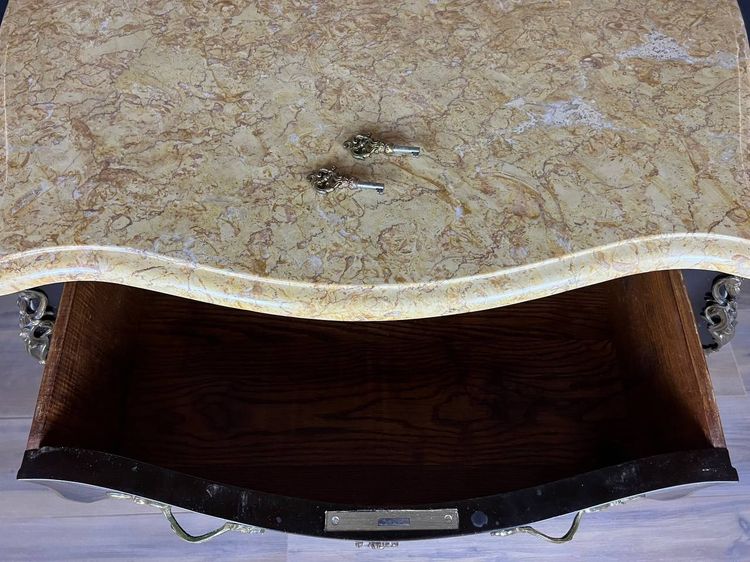 Commode galbée en bois laqué noir à décor chinoisant