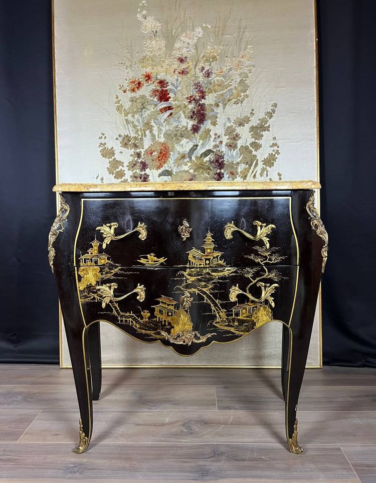 Commode galbée en bois laqué noir à décor chinoisant