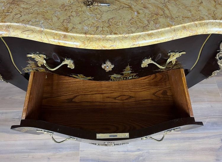 Commode galbée en bois laqué noir à décor chinoisant