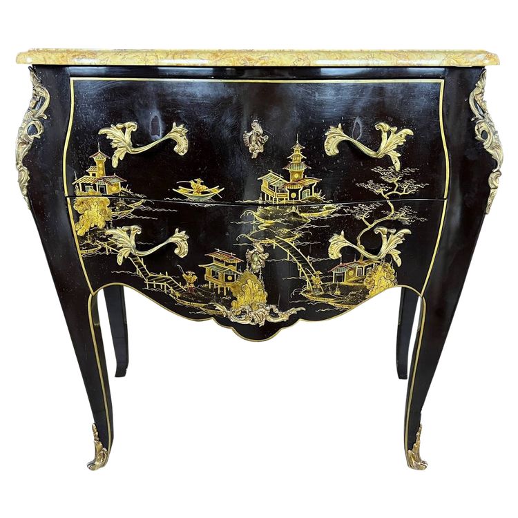 Commode galbée en bois laqué noir à décor chinoisant