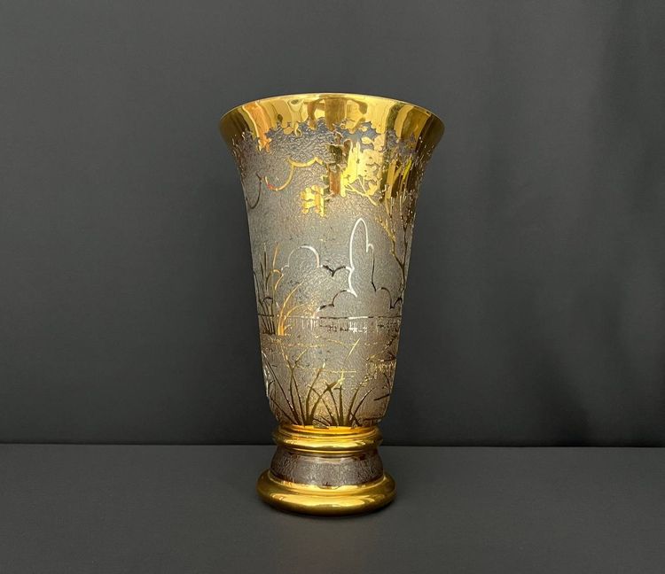 Vase en verre soufflé au décor givré et doré – signé Adat
