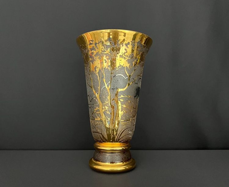 Vase en verre soufflé au décor givré et doré – signé Adat