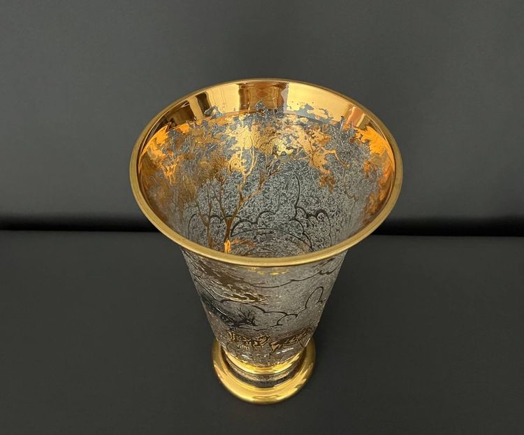 Vase en verre soufflé au décor givré et doré – signé Adat
