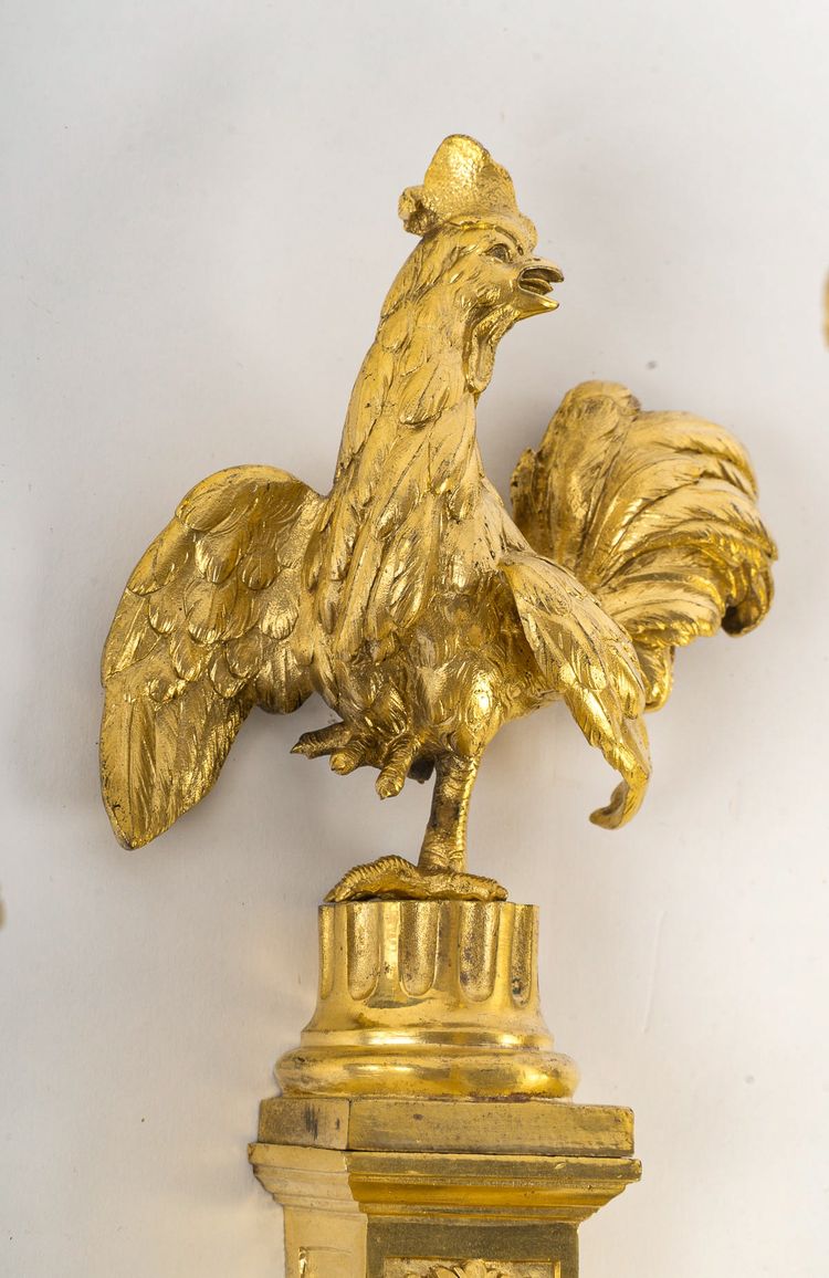 Coppia di appliques a forma di gallo in ormù in stile Luigi XV-Luigi XVI
