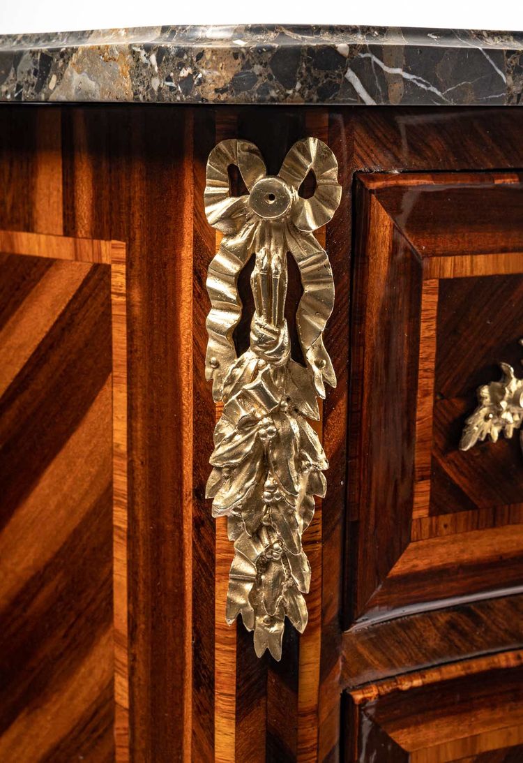 Cassettone d'epoca Luigi XV in legno di raso, palissandro e violetto stampato da Bon Durand